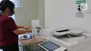 Karyawan menggunakan cairan pembersih tangan setelah menggunakan mesin fotokopi di ruang kantor Suntory Garuda, Jakarta, Senin (8/8/2020). Suntory Garuda menerapkan protokol Kesehatan, salah satunya kapasitas karyawan hanya dibolehkan sebanyak 50 persen. (Liputan6.com/Herman Zakharia)