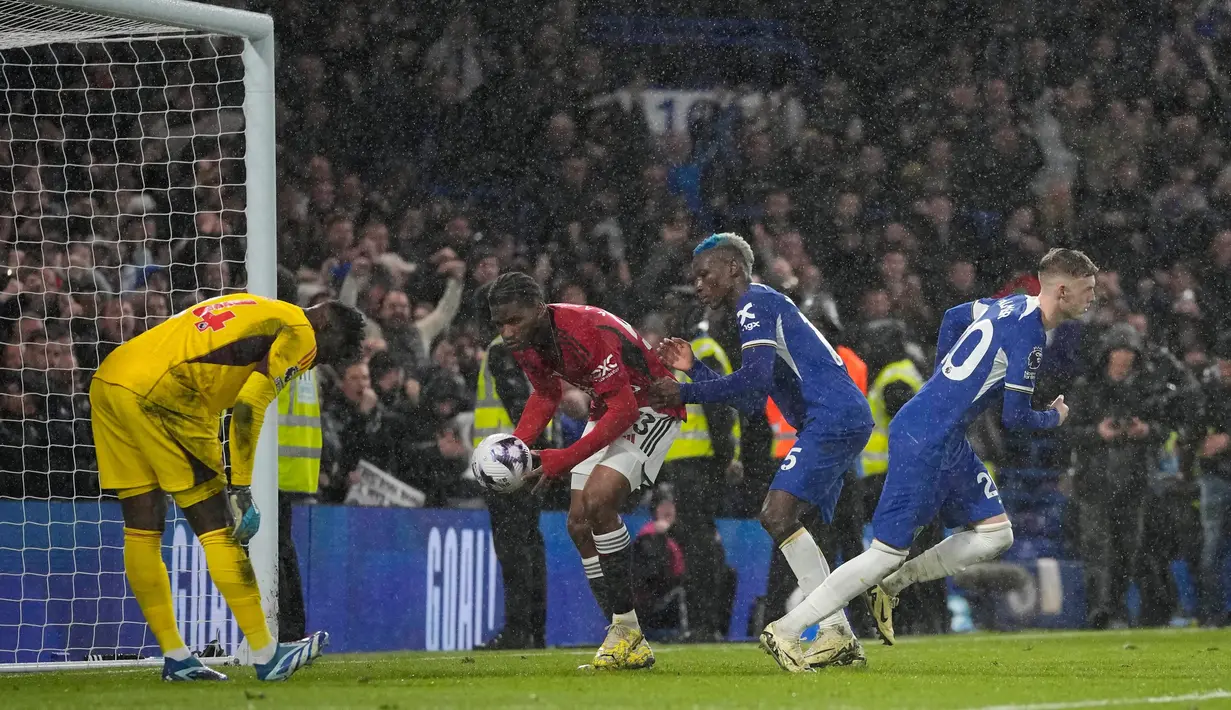 Dua gol Cole Palmer di masa tambahan waktu (P 90+10) dan (90+11) membuyarkan kemenangan Manchester United. (AP Photo/Kin Cheung)