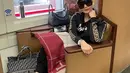 Rupanya, bukan kali ini saja Inul Daratista berangkat manggung ke luar kota naik kereta. Pelantun lagu Bintang Dangdut itu naik kereta di penghujung 2022 lalu. Lagi-lagi, gayanya yang mewah dengan selimut branded jadi sorotan netizen. (Liputan6.com/IG/@inul.d)