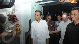 Jokowi yang mengenakan kemeja putih dan celana hitam, tiba di tempat pertemuan di Menteng, Jakarta sekitar pukul 19.20 WIB (15/4/14)(Liputan6.com/Herman Zakharia)