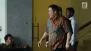 Direktur PT Gajah Tunggal Jusup Agus Sayono (kedua kiri) usai menjalani pemeriksaan KPK, Jakarta, Senin (6/11). Jusup diperiksa sebagai saksi dugaan korupsi pemberian SKL kepada pemegang saham pengendali BDNI tahun 2004. (Liputan6.com/Helmi Fithriansyah)
