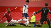 Winger Tottenham Hotspur striker Son Heung-Min (tengah) menaklukkan kiper Manchester United (MU) David de Gea pada laga Liga Inggris di Old Trafford, Minggu (4/10/2020). (AFP/Oli Scarff)