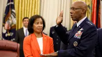 Jenderal Charles "C.Q." Brown, Jr. saat diambil sumpah sebagai kepala staf Angkatan Udara Amerika hari Kamis 6 Agustus 2020. (AP).