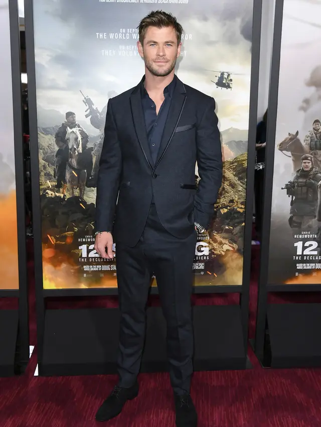 Gaya Macho Chris Hemsworth di Pemutaran Perdana Film 12 Strong