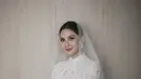 Jessica Mila tampil dengan gaun pernikahan putih model high neck lengan panjang brokat lengkap dengan veilnya dari Yefta Gunawan. [@jscmila]