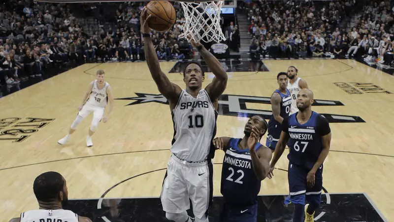 Aksi DeMar DeRozan (10) saat Spurs melawan Timberwolves di lanjutan NBA