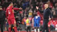 Arne Slot (kanan) memberikan apresiasi kepada Virgil van Dijk usai Liverpool membungkam Chelsea di pertandingan pekan ke delapan Premier League 2024/2025 di Anfield, Minggu (20/10/2024) malam WIB. (Paul Ellis/AFP)