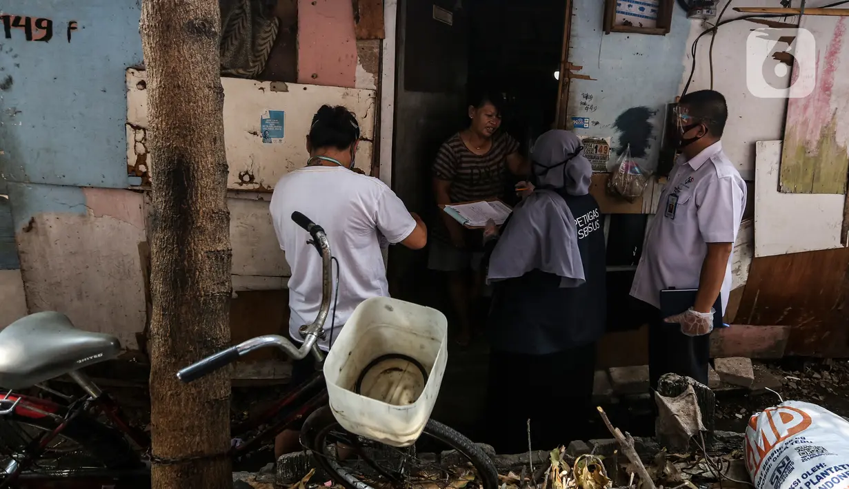 Petugas BPS melakukan sensus penduduk secara langsung ke permukiman warga Pademangan Barat, Jakarta, Rabu (2/9/2020). Sebelumnya, sebanyak 54,1 juta penduduk terdaftar dalam sensus penduduk yang dilaksanakan secara daring sejak 15 Februari 2020 hingga 29 Mei 2020. (Liputan6.com/Johan Tallo)