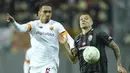 Bek AS Roma Chris Smalling berebut bola dengan gelandang Zorya Luhansk, Artem Gromov pada lanjutan matchday kedua Grup C Liga Konferensi Eropa, Jumat (1/10/2021) dini hari WIB. AS Roma menang meyakinkan 3-0. (AP Photo/Oleg Kozin)
