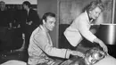Foto file 20 April 1964, James Bond, alias, Sean Connery, mendapati  bersama aktris Shirley Eaton di Pinewood Studios, dekat London. Pihak keluarga tidak menyebutkan secara gamblang penyebab kematian Connery.  (AP Photo/Victor Boynton)