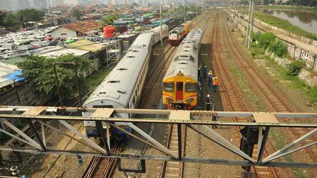  3 gerbong kereta Senja Utama Solo yang tergelincir diantara Stasiun Karet dan Tanah Abang sudah diangkat dan berada di rel. Commuterline kembali bisa melintasi jalur tersebut.