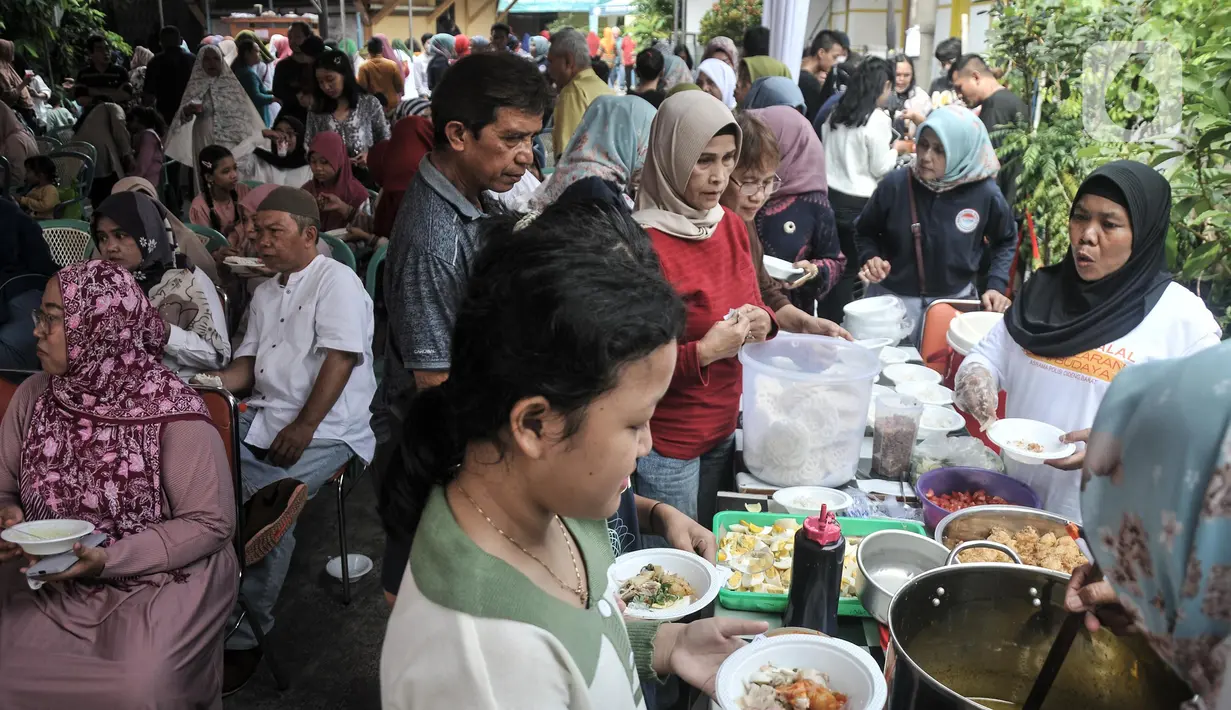 Warga menikmati kuliner gratis saat acara Halalbihalal dan Pagelaran Seni Budaya di Asrama Polisi Cideng Barat, Gambir, Jakarta Pusat, Minggu (28/5/2023). (merdeka.com/Iqbal S Nugroho)