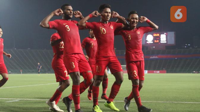 Selebrasi Timnas Indonesia U-22 setelah Osvaldo Haay mencetak gol kemenangan 2-1 atas Thailand di final Piala AFF U-22 2019, Selasa (26/2/2019). (Bola.com/Zulfirdaus Harahap)