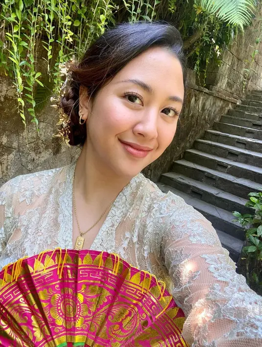 Ia pun menata rambutnya dengan updo dan poni samping. Makeupnya pun juga minimalis namun flawless [@sherinamunaf]