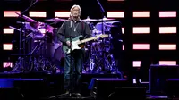 Eric Clapton tampil dalam konser di Stadthalle, Vienna, Austria (6/6/2019). (AFP/Georg Hochmuth)