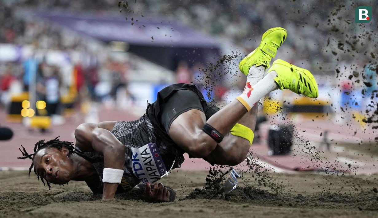 Atlet Zimbabwe, Chengetayi Mapaya melakukan lompatan pada kualifikasi nomor lompat jangkit putra dalam ajang Kejuaraan Dunia Atletik 2025 di Tokyo, Jepang, Rabu (17/09/2025). (AP Photo/Matthias Schrader)