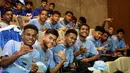 Sejumlah pemain Papua Football Academy (PFA) berfoto bersama saat acara pelepasan menuju Gothia Cup 2025 di Ruang Teater Kemenpora RI, Jakarta, Jumat (11/07/2025). (Bola.com/Bagaskara Lazuardi)