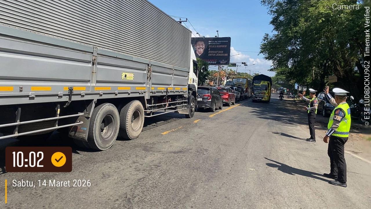 Polda Bali Lakukan Rekayasa Lalulintas, Urai Antrean Pemudik di Pelabuhan Gilimanuk Capai 10 Kilometer
