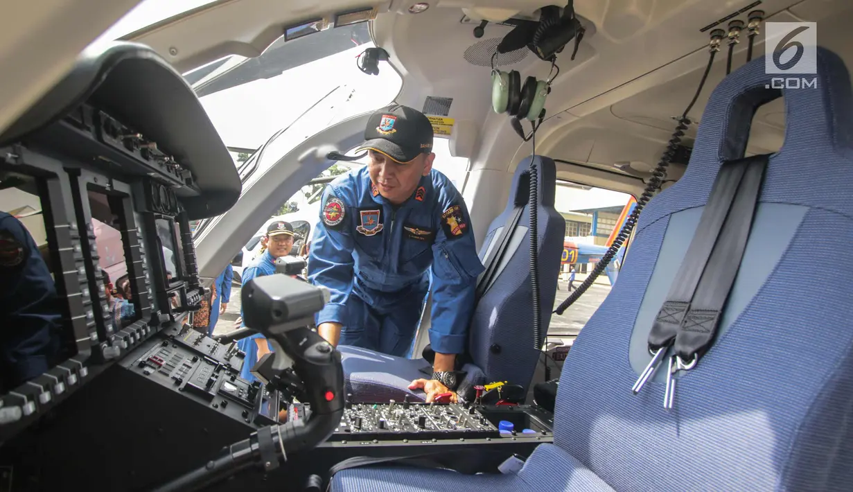 Petugas mengecek helikopter jenis Bell 429 IGW dari PT Multi Pasific California usai menghadiri  HUT Korpolairud ke-67 di lapangan udara, Pondok Cabe, Tangerang, Selasa (5/11). (Liputan6.com/Faizal Fanani)