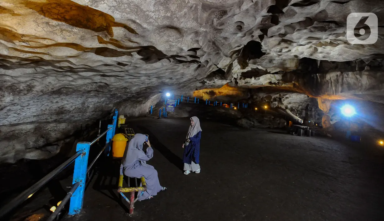 Untuk menyusuri seluruh keindahan gua, pengunjung tidak perlu repot, karena disediakan jembatan sepanjang 859 meter, mulai dari mulut hingga ujung gua. (merdeka.com/Arie Basuki)