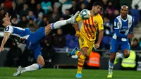 Pemain Espanyol, Bernardo Espinosa berebut bola dengan  Striker Barcelona, Luis Suarez pada pekan ke-19 La Liga di RCDE Stadium, Sabtu (4/1/2020). Hampir saja menang, Barcelona harus puas menerima hasil imbang 2-2 atas Espanyol. (AP/Joan Monfort)