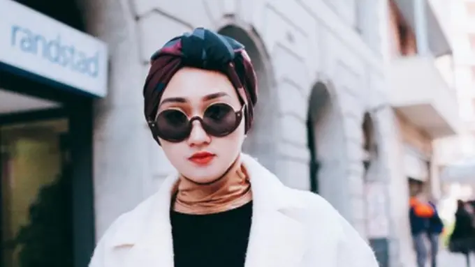 Identik dengan Warna-warni, Ternyata Tampilan Makeup Dian Pelangi Super Simpel!