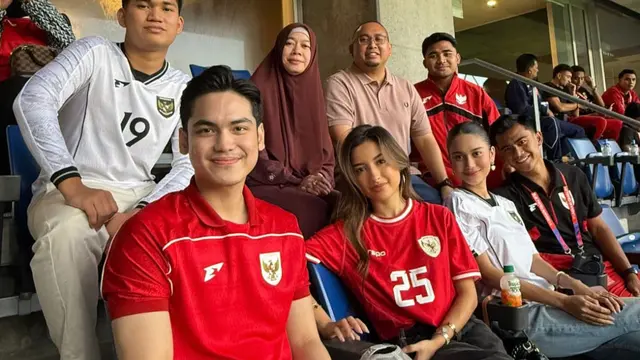 Gaya Azizah Salsha dan Jennifer Chopper saat Menyaksikan Langsung Timnas Indonesia Lawan Jepang