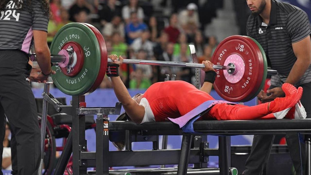 Ni Nengah Widiasih meminta maaf karena tidak berhasil meraih medali di Paralimpiade 2024 meskipun telah memecahkan rekor pribadinya.