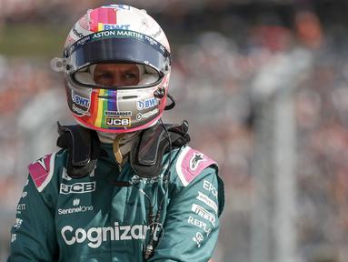 Sebastian Vettel didiskualifikasi dari posisi kedua Formula 1 GP Hungaria akibat gagal memberikan sampel bahan bakar yang cukup setelah balapan. Steward hanya mampu mengambil 0,3 liter dari dalam mobil AMR20, sedangkan di regulasi seharusnya 1,0 liter. (Foto: AP/Pool/David W Cerny)
