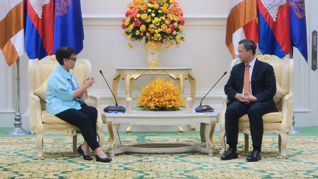 Menlu RI Retno Marsudi (kiri) dan Menlu Kamboja Sok Chenda Sophea (kanan )melakukan pertemuan bilateral di Phnom Penh, Rabu (21/8/2024). (Dok. Kemlu RI)