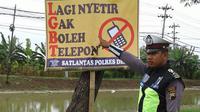 Spanduk keselamatan berkendara yang bergaya kekinian itu mengangkat tema AADC, LGBT, hingga The Conjuring 2. (Liputan6.com/Edhie Prayitno Ige)
