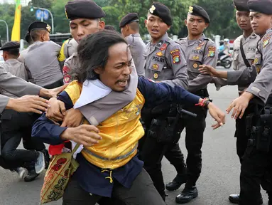 Aliansi Gerakan Mahasiswa Penyelamatan Sumber Daya Maluku Utara terlibat kericuhan dengan polisi saat unjuk rasa di depan Istana Negara, Kamis (18/5). (Liputan6.com/Immanuel Antonius)