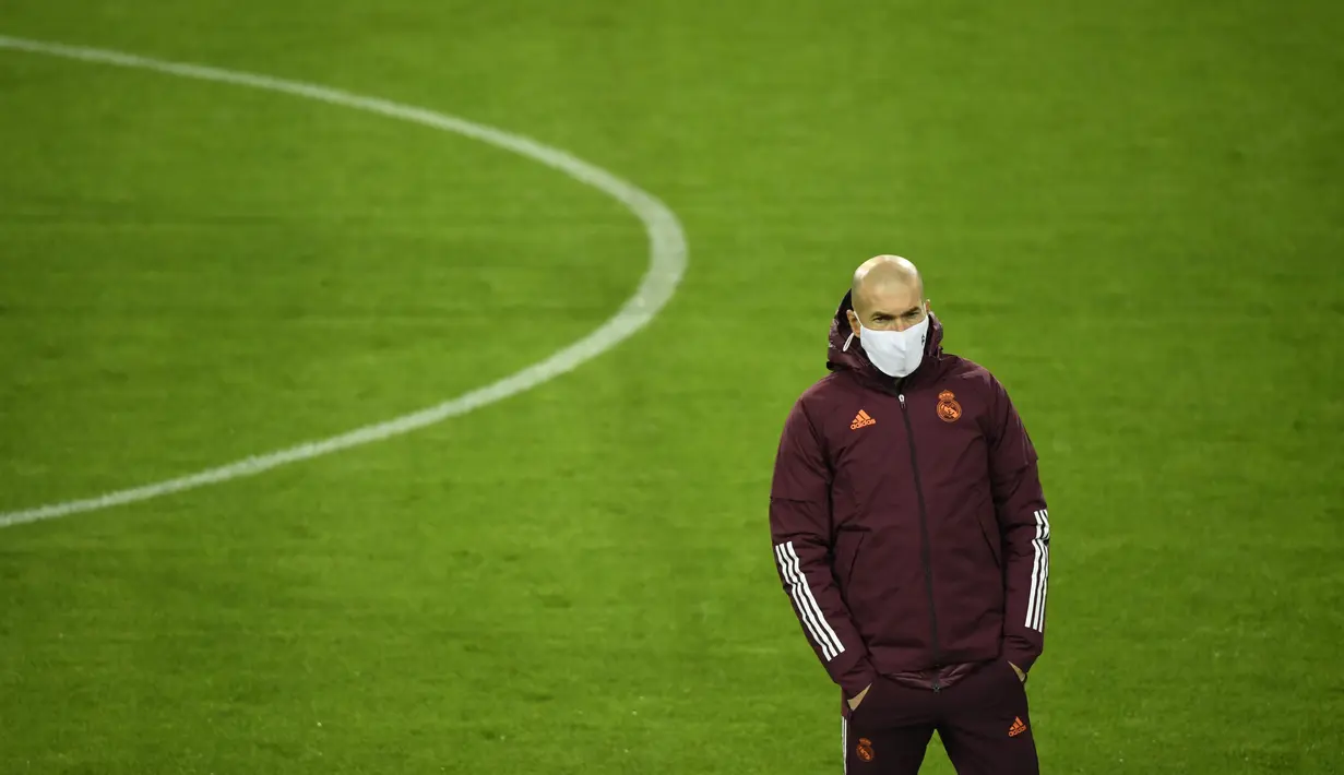 Pelatih Real Madrid, Zinedine Zidane melihat para pemainnya mengikuti sesi latihan di Borussia-Park, Jerman (26/10/2020). Real Madrid akan bertanding melawan Borussia Moenchengladbach pada grup B Liga Champions. (AFP/Ina Fassbender)