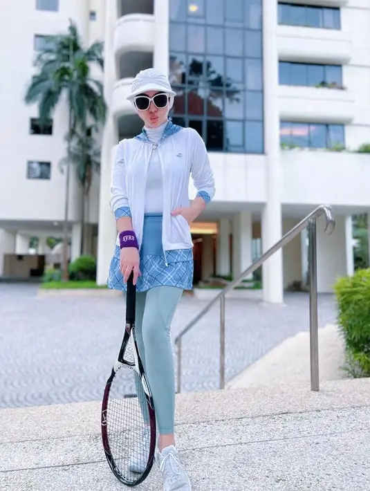 Dilengkapi pula dengan aksesoris seperti topi tenis dan bantalan yang dikenakan di pergelangan tangan. @princessyahrini.
