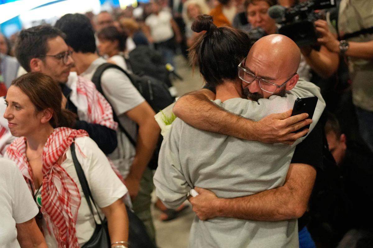 FOTO: Greta Thunberg Dideportasi Israel, Kecam Genosida di Gaza Setibanya di Yunani