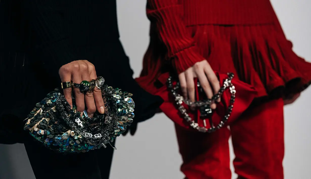 Givenchy mempersembahkan aksesori esensial Kenny handbag yang terinspirasi dari warisan adibusana dengan polesan modernya yang segar (Foto: Givenchy)