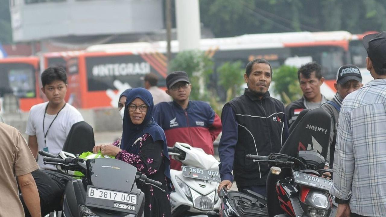 Kepala Dishub DKI  perkirakan sekitar 18.760 warga mengikuti mudik gratis yang diselenggarakan Pemprov DKI pada momen Lebaran Idulfitri 2024  dan menyediakan mobil truk untuk angkut motor pemudik. Foto: merdeka.com / Imam Buhori<br>
