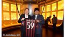 Presiden Bolivia Evo Morales berkunjung ke markas AC Milan dan berfoto dengan Jersey AC Milan bersama Franco Baresi. (Photo/Acmilan.com) 