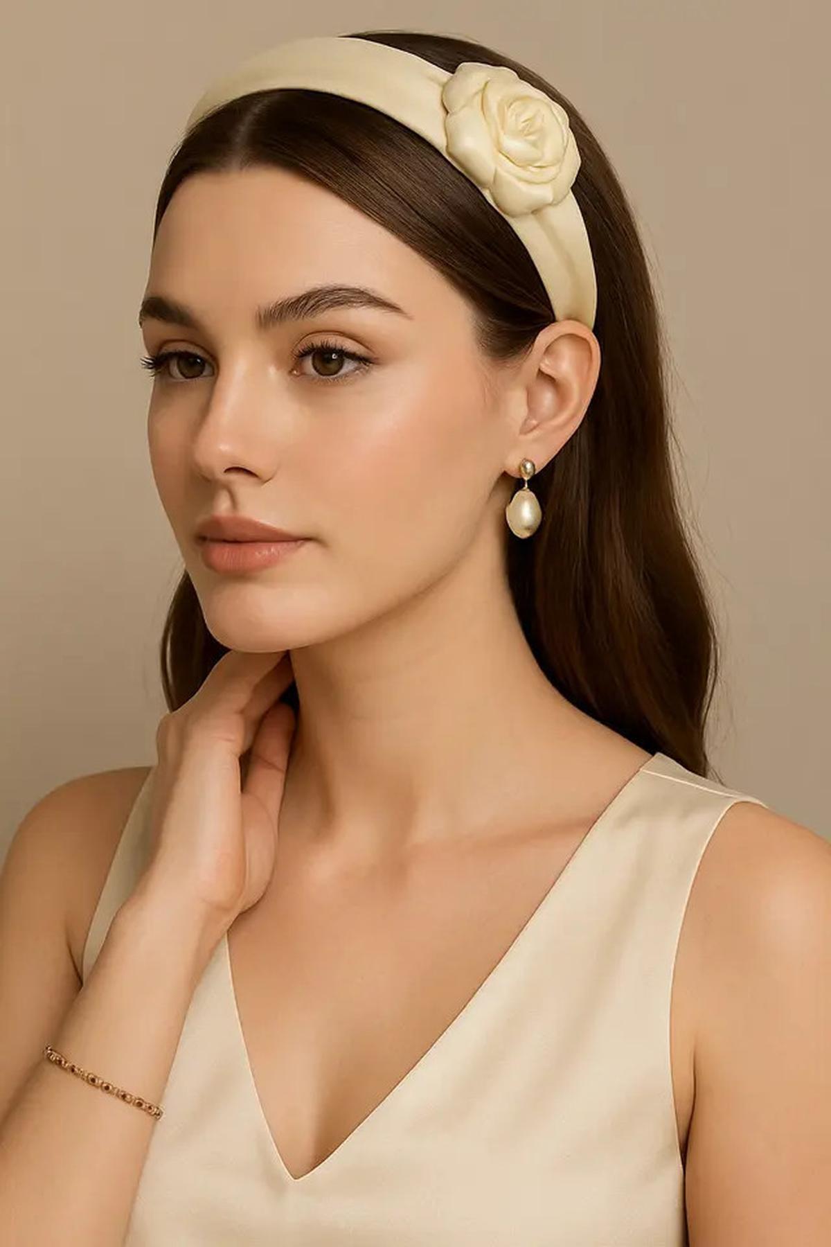 7 Inspirasi Model Headpiece, Anting, dan Gelang yang Enggak 'Tabrakan' dan Tetap Elegan