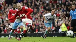 Eksekusi penalti dari Wayne Rooney yang membuka kemenangan Manchester United 3-0 atas West Ham dalam laga Liga Premier di Old Trafford, 28 Agustus 2010. AFP PHOTO/IAN KINGTON