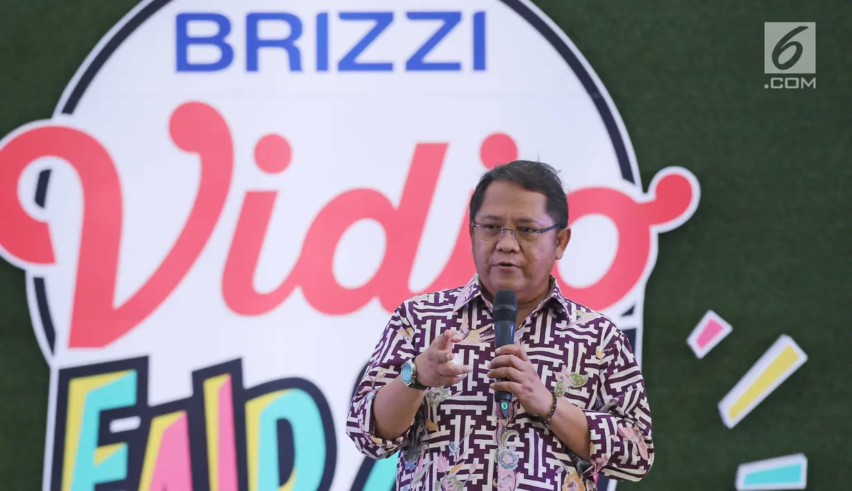 Menkominfo Rudiantara dalam acara Brizzi Vidio Fair 2017 di kawasan Jakarta, Sabtu (9/12). Dalam kesempatan itu, Menkominfo mengimbau kaum milenial untuk menggunakan layanan berbagai video buatan dalam negeri, Vidio.com. (Liputan6.com/Herman Zakharia)