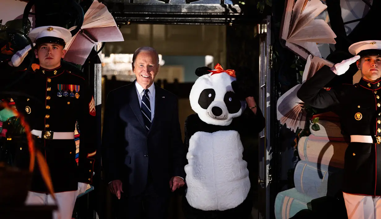 Presiden Amerika Serikat (AS), Joe Biden dan Ibu Negara Jill Biden (kanan) tiba untuk menghadiri acara trick-or-treat Halloween di Serambi Selatan Gedung Putih, Washington DC, pada 30 Oktober 2024. (Tierney CROSS/AFP)