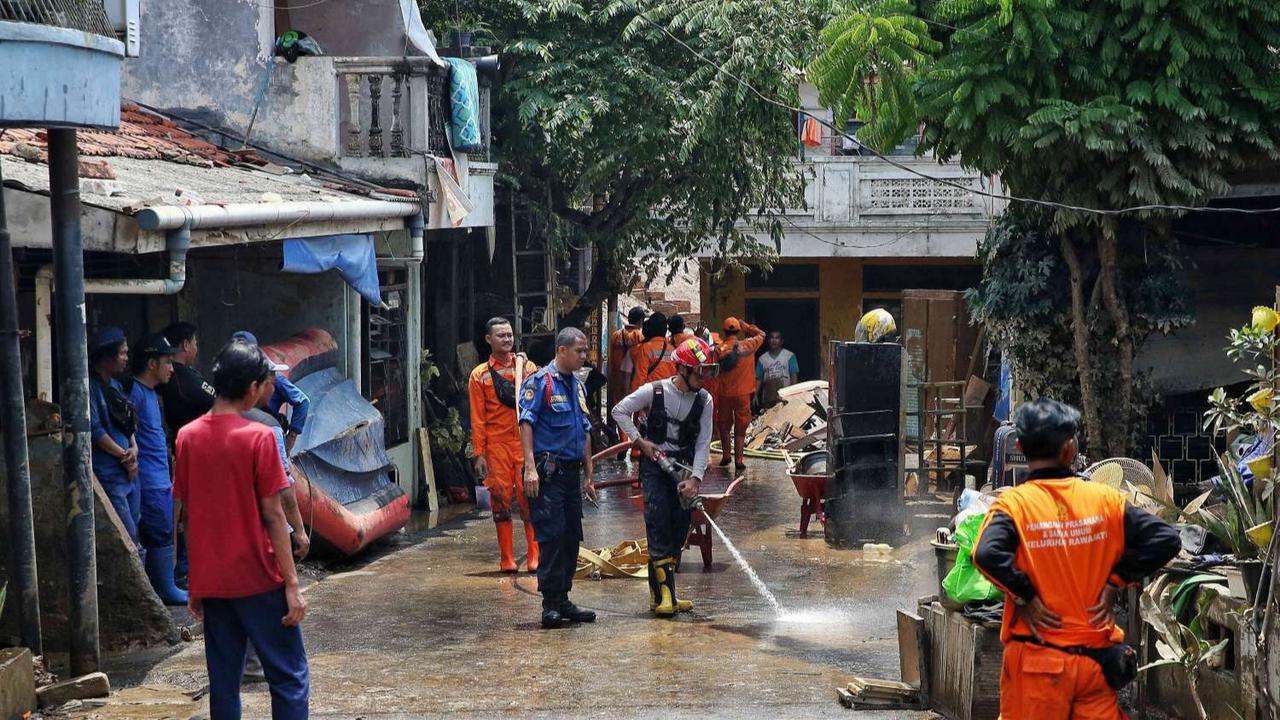 Warga berjibaku bersihkan sampah dan lumpur sisa banjir