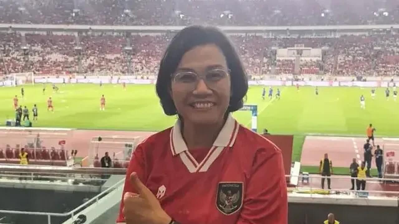 "Jadi, kalau Indonesia ingin menjadi negara maju negara industri bebas dari perangkap kelas menengah, kita perlu konsisten di dalam menggunakan instrumen untuk betul-betul memberdayakan produk dalam negeri,"