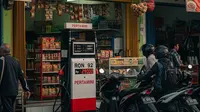 Warung Madura dengan Pom Bensin Mini (Gemini AI)