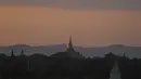 Siluet kuil kuno saat matahari terbenam di Bagan, distrik Nyaung U, Myanmar tengah, Rabu (8/12/2021). Bagan merupakan salah satu kota dari Kerajaan Pagan, yang memiliki 10.000 kuil Buddha. (AP Photo)