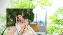 Berbagai pose yang dilakukan Luna Maya membuat lukisan di atas kimono karya Elisa terasa kian hidup [@lunamaya]