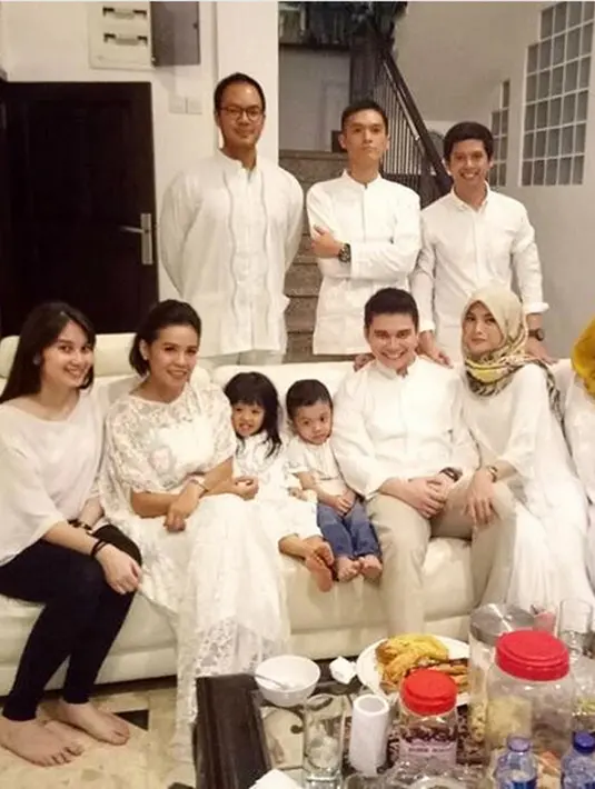 "Pengajian , membaca surat Yusuf dan Maryam oleh @septriasaacha dan @vickykharisma," tulis Acha Septriasa dalam foto bersama suami sedang membaca Alquran. (Instagram/vickykharisma)