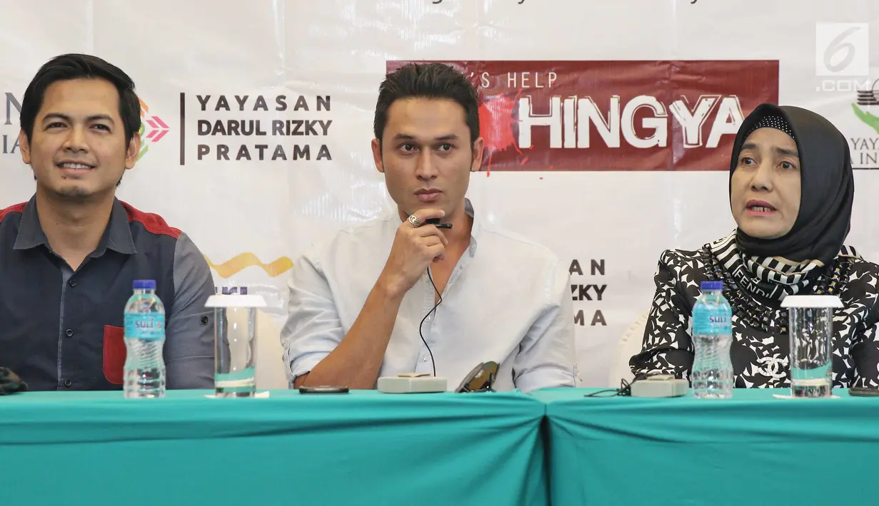Aktor Indra Bruggman (tengah) memberi keterangan saat penggalangan dana untuk Rohingya di kawasan Dharmawangsa, Jakarta, Senin (18/09). (Liputan6.com/Herman Zakharia)