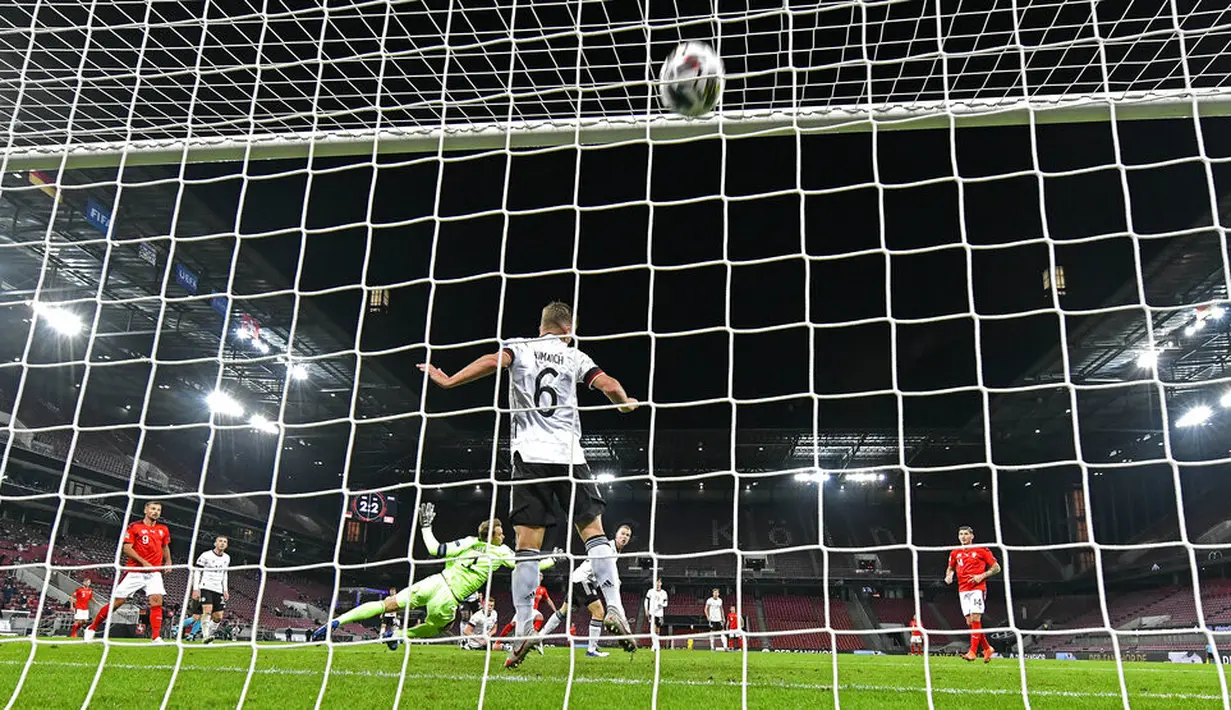 Pemain Swiss Mario Gavranovic mencetak gol ke gawang Jerman pada pertandingan UEFA Nations League di Cologne, Jerman, Selasa (13/10/2020). Pertandingan berakhir dengan skor 3-3. (AP Photo/Martin Meissner)